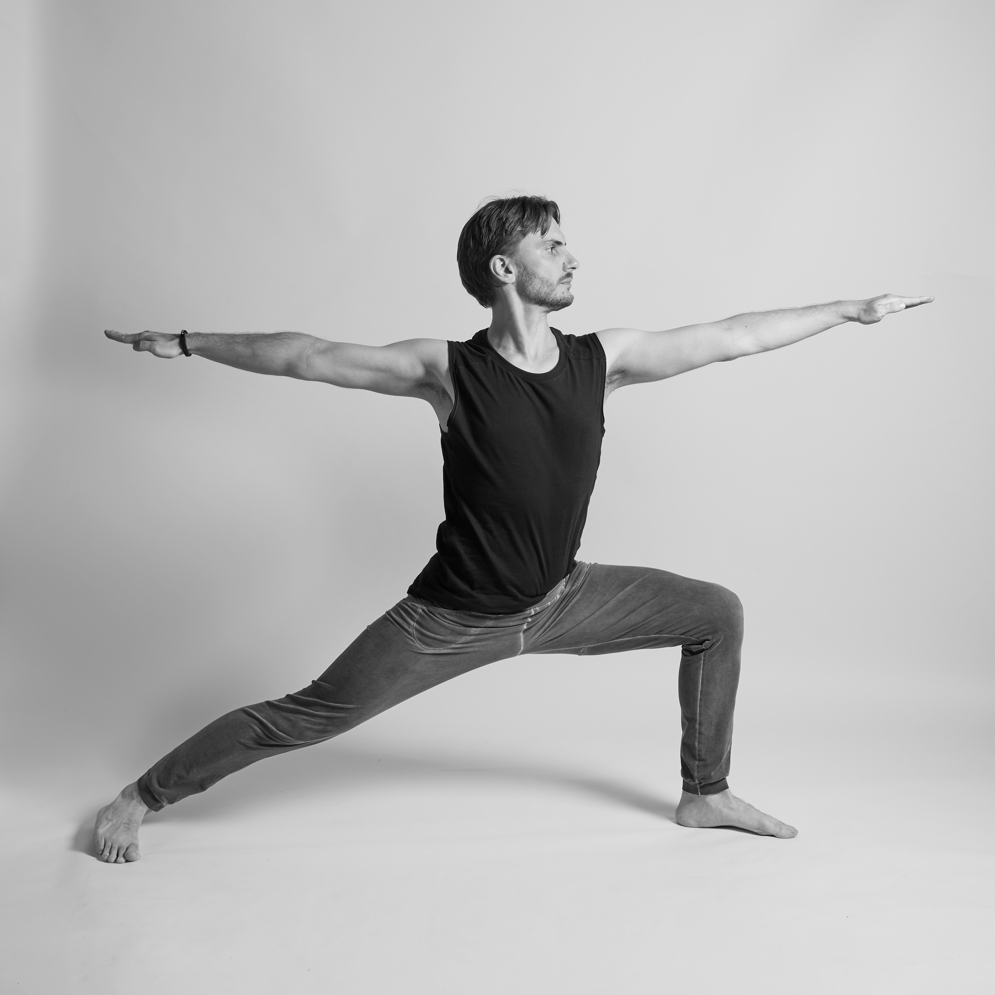 La posture de yoga du guerrier : Vīrabhadrāsana