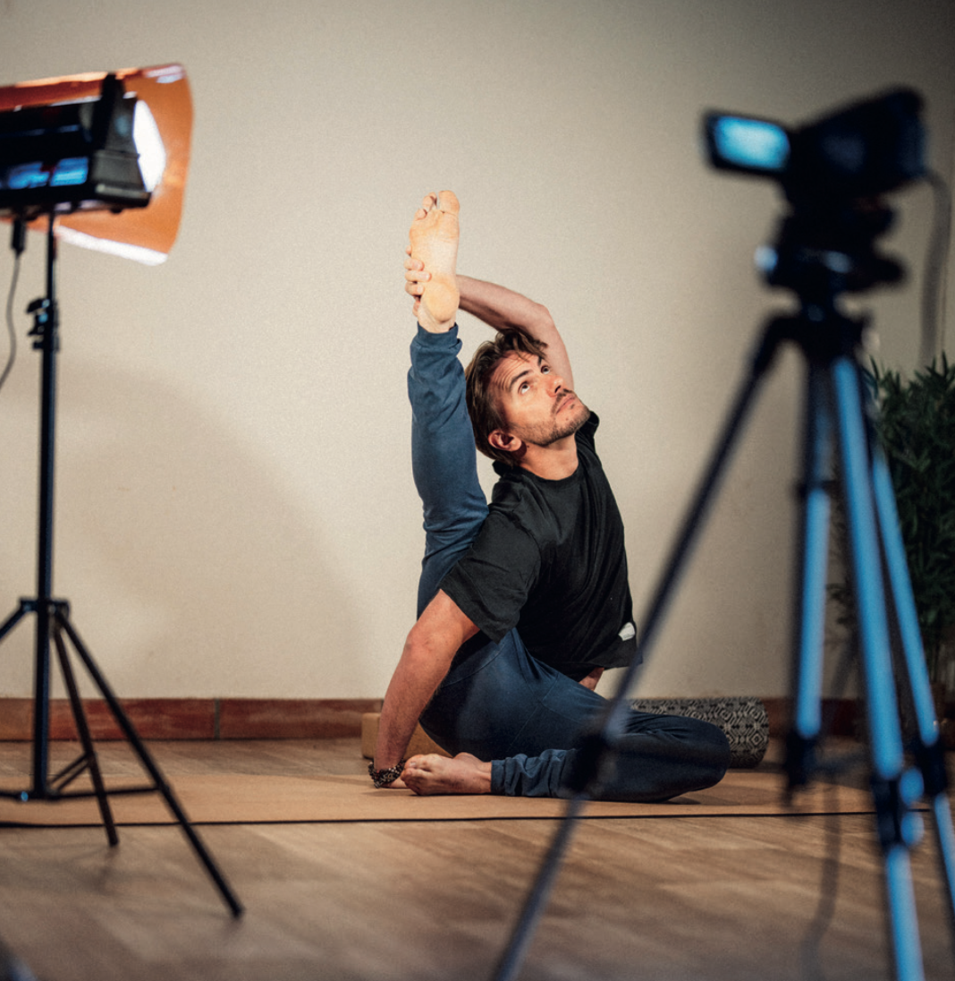 YogaVidya , école et studio de yoga en ligne par Alex Blake - photographie : Iannis Giakoumopoulos