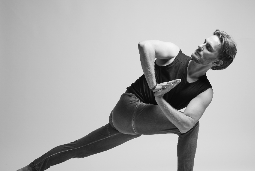 Parivritta parshvakonasana - Alex Blake Yoga - Les torsions